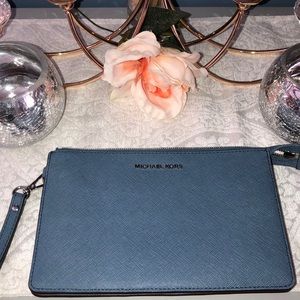 ❌❌ SOLD ❌❌ MK Wristlet